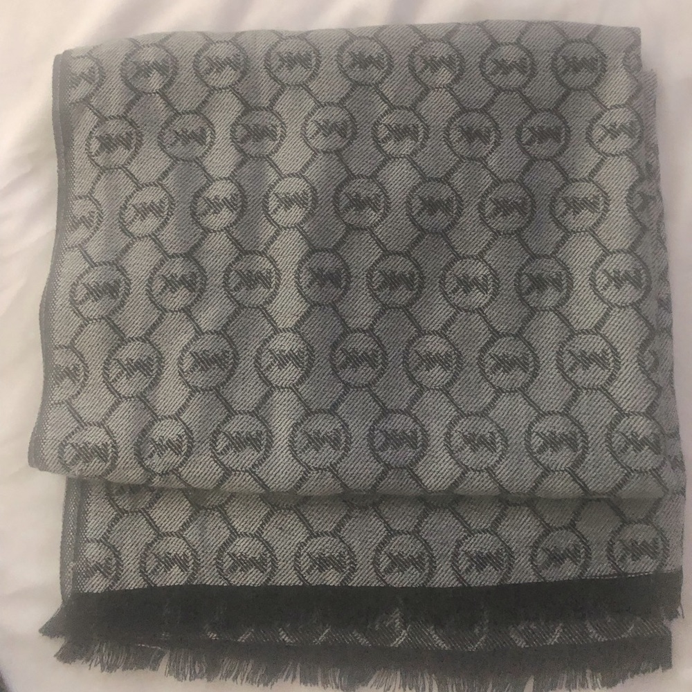 ♡ Black + gray scarf by Michael Kors